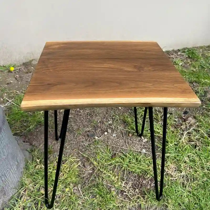 Table d'appoint en teck massif à bord brut