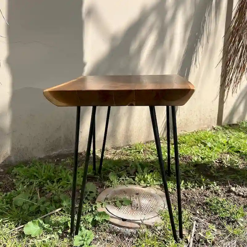 Table d'appoint en teck massif à bord brut