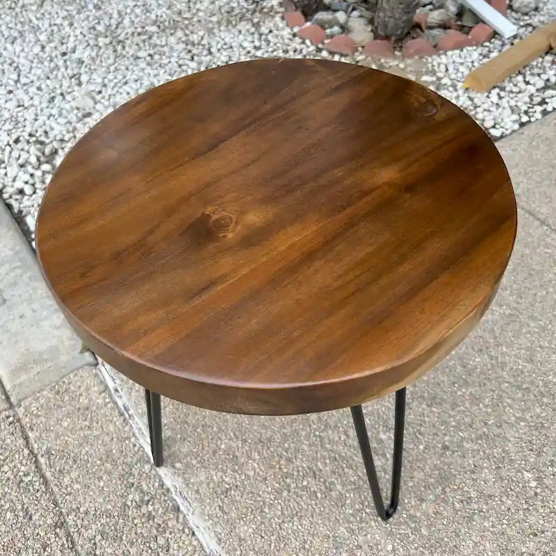 Table d'appoint en teck massif à bord brut