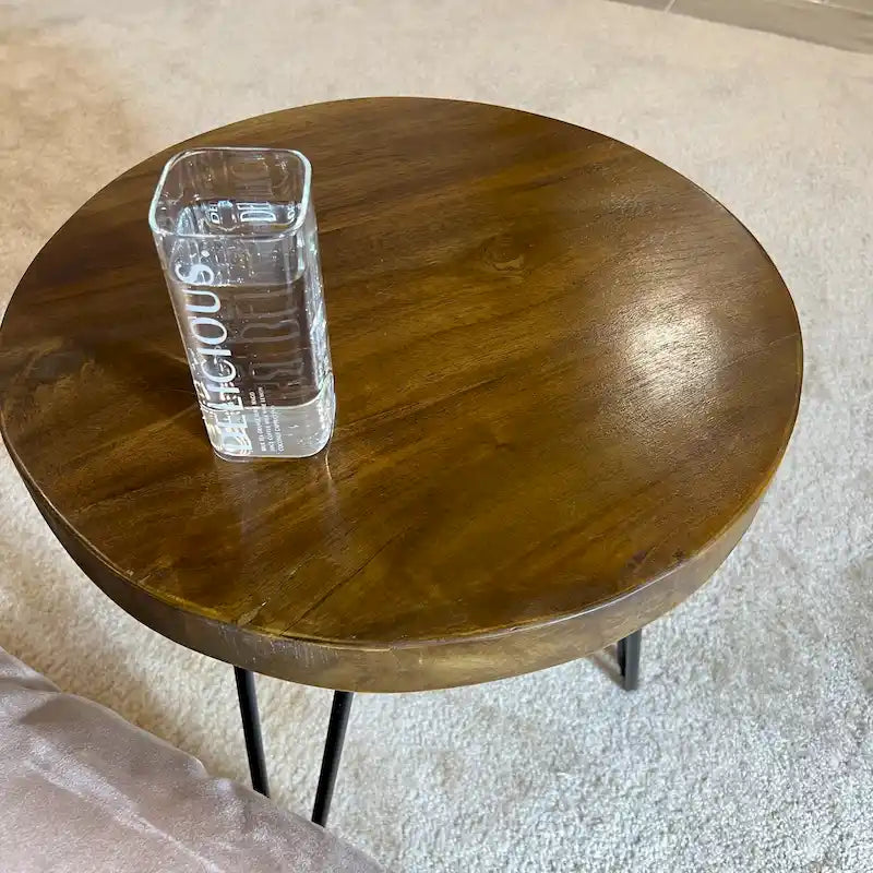 Table d'appoint en teck massif à bord brut