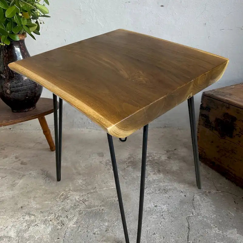 Table d'appoint en teck massif à bord brut