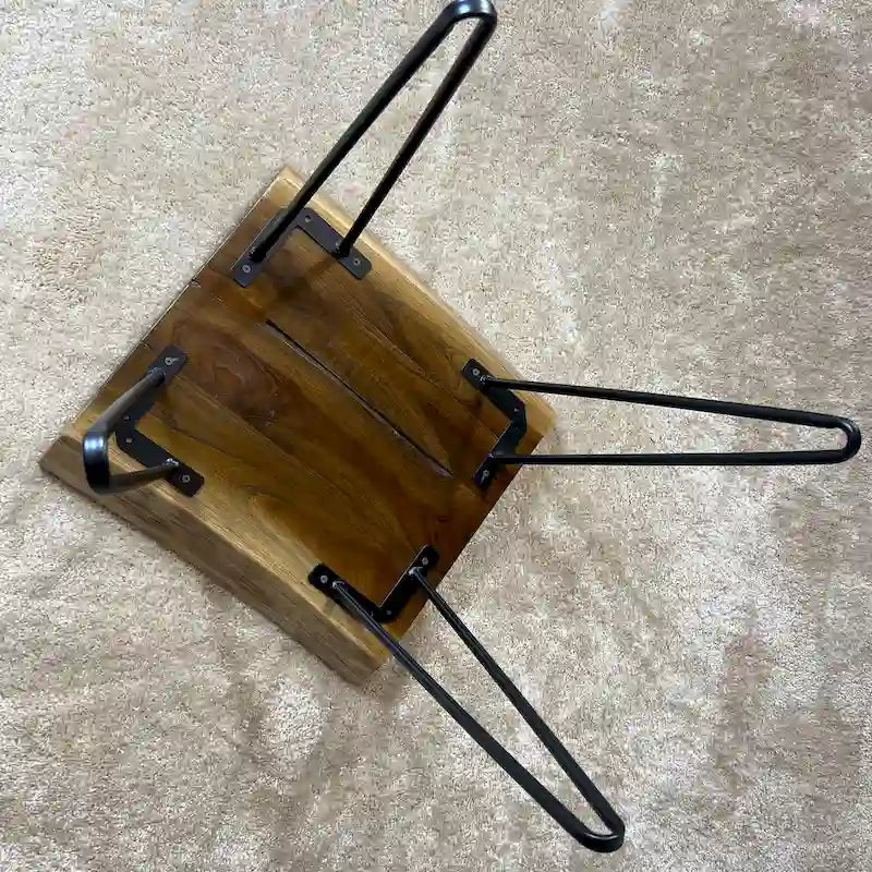 Table d'appoint en teck massif à bord brut