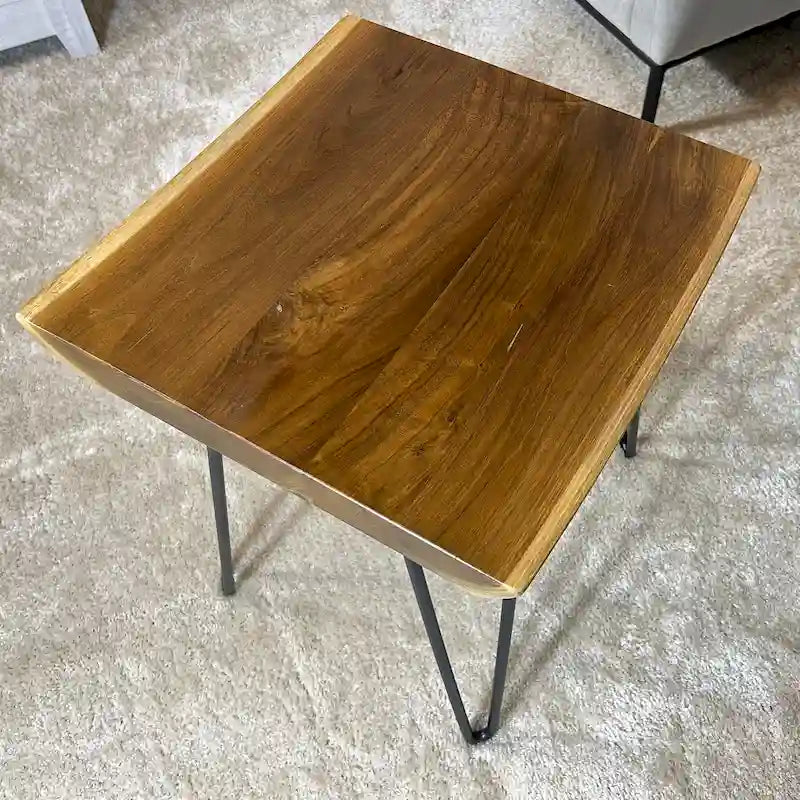 Table d'appoint en teck massif à bord brut